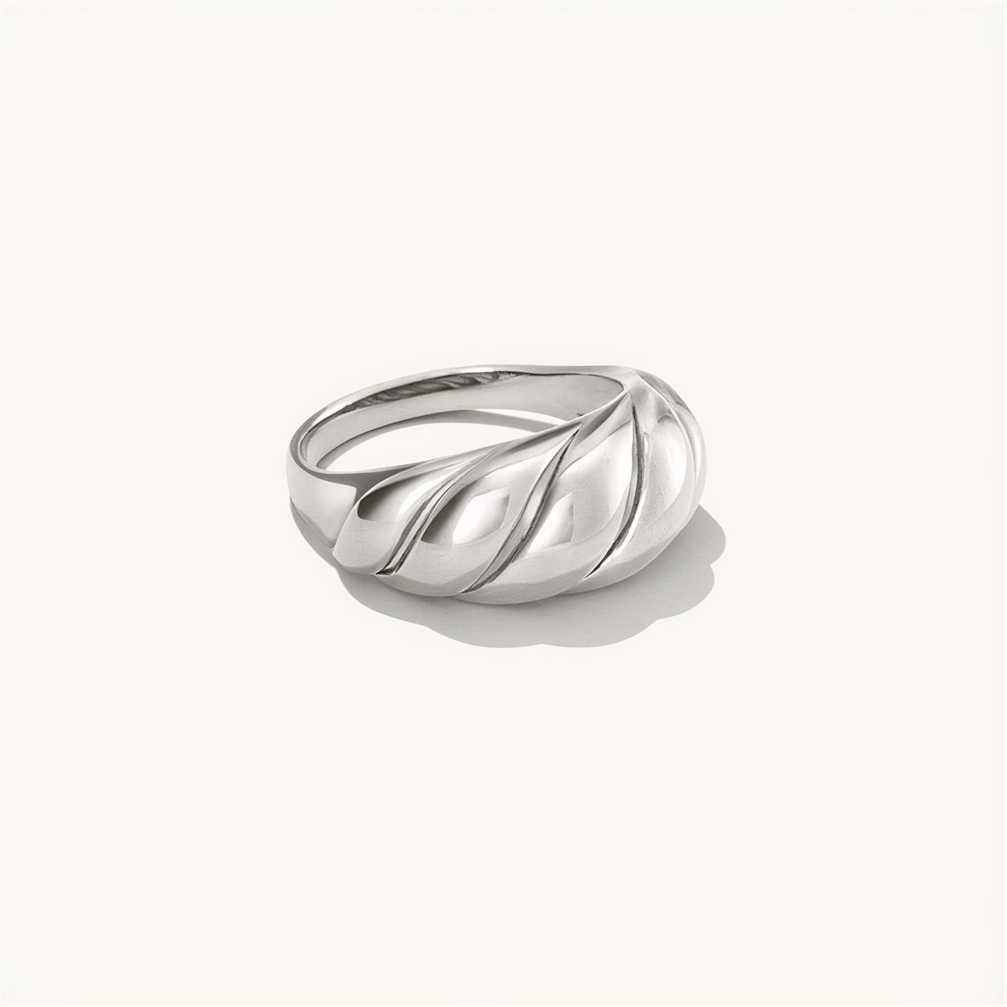 Gedraaided Croissant Ring