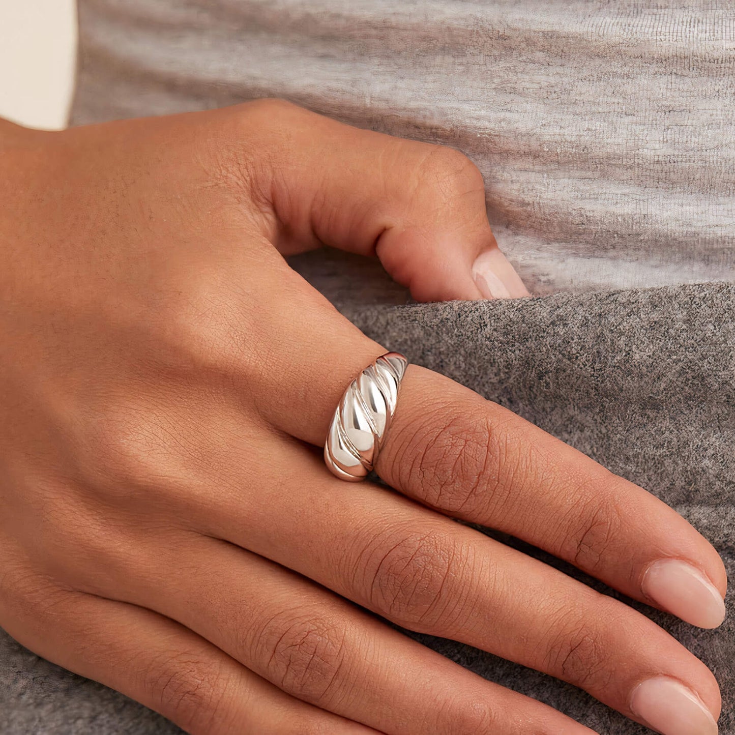 Gedraaided Croissant Ring